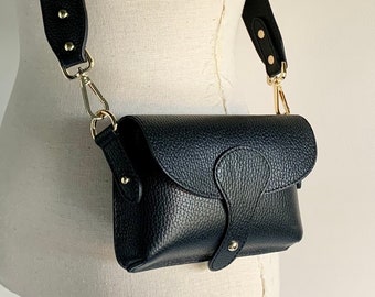 Schwarze Leder-Körpertasche, nah an der Körpertasche, kleine schwarze Ledertasche, Festival-Tasche, Damen-Leder-Umhängetasche, Hochzeitstasche, Weihnachtsgeschenk