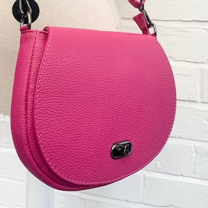 Fuchsia Leder Umhängetasche, kleine rosa Tasche, Postman Style Bag, Hochzeitstasche, kleine Leder Crossbody Bag