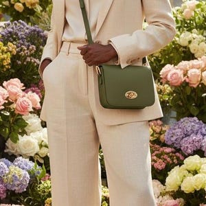 Bolso de hombro de piel verde oliva: bolso italiano con cierre de cartero - Mariana