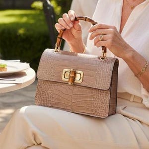 Puede incluir: Un letrero de madera rústica con el texto "Welcome to our porch" en letras blancas. El letrero presenta un acabado envejecido y un diseño sencillo y acogedor, ideal para la decoración exterior.