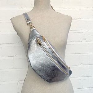 Silberne Leder Gürteltasche, Große Bauchtasche, Körpernahe Tasche, kleine Ledertasche, Festivaltasche, Damen Leder Gürteltasche