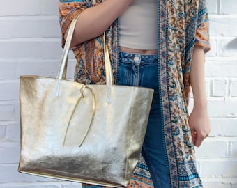 Bolso tote de piel italiana dorada: Bolso de hombro bohemio grande metalizado - Abbie