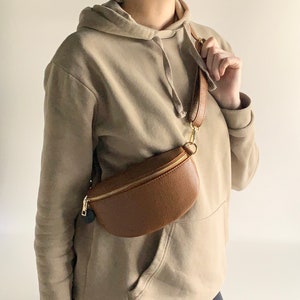 Dunkle Tan Leder Körpertasche, Tan Fanny Pack, Gürteltasche, in der Nähe von Körpertasche, kleine Ledertasche, Festival Tasche, Leder Gürteltasche für Damen