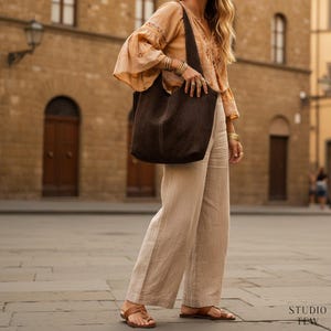 Personalisierte, dunkelbraune Wildleder-Schultertasche im Slouchy-Stil - Ava Bild 2