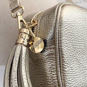 Sac à bandoulière en cuir doré avec pampille et sangle, sac à pampille, sac de demoiselle d'honneur, sac à main en cuir, cadeau de 3e anniversaire, sac de fête de Noël