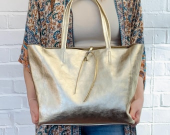 Bolso tote de piel italiana dorada: bolso de hombro grande de estilo bohemio metalizado.