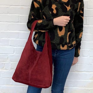 Burgund rote Wildleder Umhängetasche, Wildleder Hobo Tasche, Wildleder Hippy Tasche, Wildleder Slouchy Tasche, helle Tasche, Damen Wildleder Handtasche mit Geldbörse