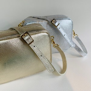 Gold Silber Leder Crossbody Bag, Gold Kameratasche, Hochzeitstasche, Brautjungfer Geschenk, Brautjungfer Tasche, Metallic Tasche, silberne Tasche.