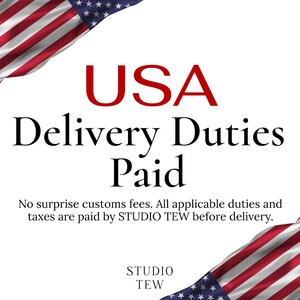 Puede incluir: Un cartel gr&aacute;fico blanco con el texto USA Delivery Duties Paid en letras rojas y negras. El texto No surprise customs fees. All applicable duties and taxes are paid by STUDIO TEW before delivery est&aacute; centrado debajo. STUDIO TEW aparece en la parte inferior.