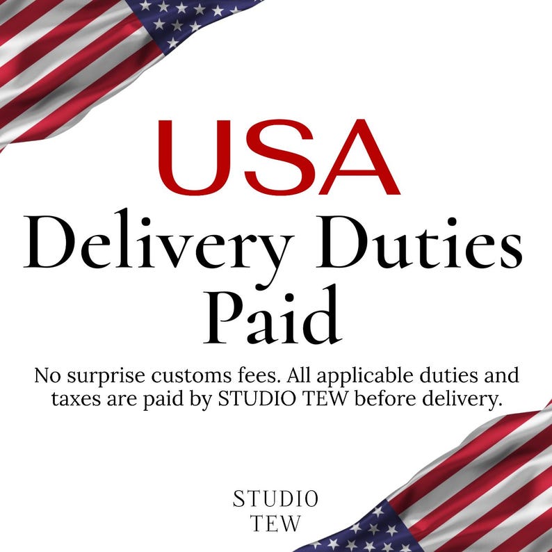 Puede incluir: Un cartel gr&aacute;fico blanco con el texto USA Delivery Duties Paid en letras rojas y negras. El texto No surprise customs fees. All applicable duties and taxes are paid by STUDIO TEW before delivery est&aacute; centrado debajo. STUDIO TEW aparece en la parte inferior.