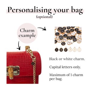 Puede incluir: Un bolso rojo con textura de cocodrilo, cierre dorado estilo bamb&uacute; y correa de cadena dorada con un dije circular de la letra J. La imagen incluye el texto: Personalising your bag (optional), Charm example, Black or white charm.