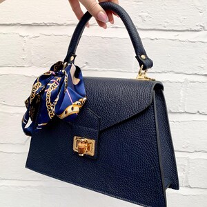 Marineblaue, elegante Ledertasche mit Schal-Detail, Damenledertasche, italienische Tasche, Lederhandtasche, Geschenk zum 3