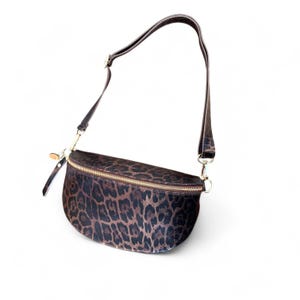 Riñonera de piel con estampado de leopardo oscuro, bolso de cintura de piel italiana - Zina imagen 3
