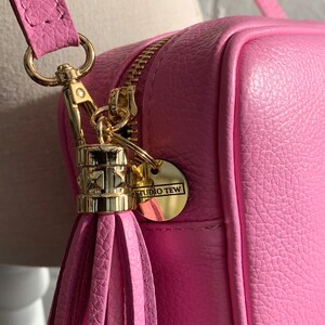 Sac bandoulière en cuir rose vif avec pampille et lanière, sac rose à pampille, sac de demoiselle d'honneur rose, sac à main en cuir rose, cadeau de 3e anniversaire