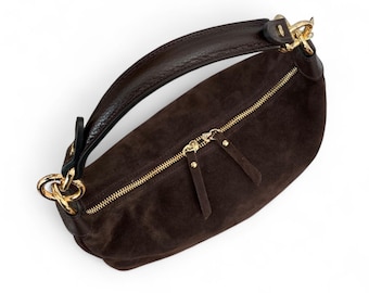Personalisierte Halbmondtasche aus braunem Wildleder – Schultertasche aus italienischem Leder mit goldfarbenen Beschlägen