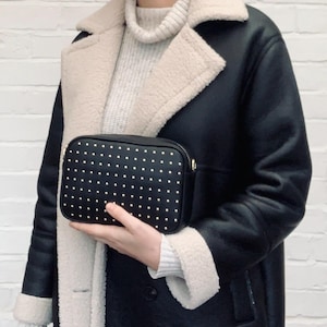 Große schwarze Leder Nieten Crossbody Tasche mit Riemen, Gothic Schwarz Nieten Tasche, Nieten Lederhandtasche, Emo Tasche, Schwarze Handtasche, Kameratasche