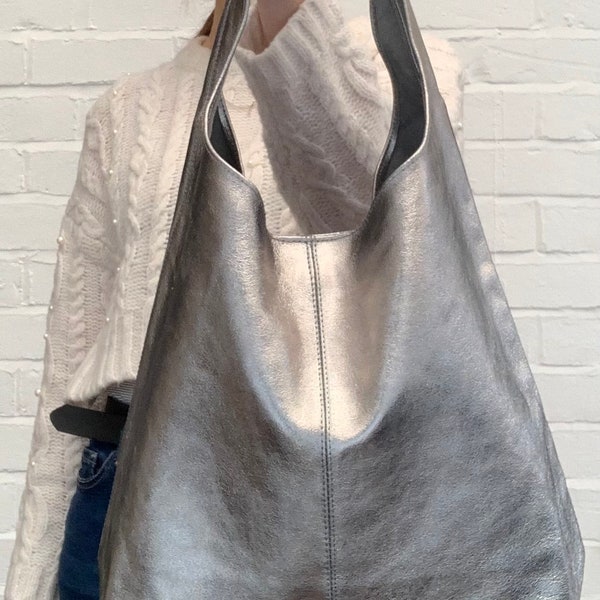Metaliczna skórzana torba typu slouch: srebrna torba na ramię w stylu boho – Evalyn