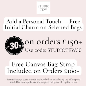 Puede incluir: Un gr&aacute;fico promocional de Studio Tew con el texto: Add a Personal Touch &mdash; Free Initial Charm on Selected Bags, -30% on orders &pound;150+ Use code: STUDIOTEW30, y Free Canvas Bag Strap Included on Orders &pound;100+.