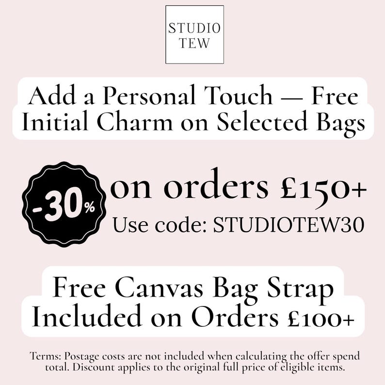 Puede incluir: Un gr&aacute;fico promocional de Studio Tew con el texto: Add a Personal Touch &mdash; Free Initial Charm on Selected Bags, -30% on orders &pound;150+ Use code: STUDIOTEW30, y Free Canvas Bag Strap Included on Orders &pound;100+.