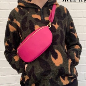 Große Rosa Leder Körpertasche Fanny Pack Bum Bag, Fuchsia Nah an Körpertasche, kleine Ledertasche, Festival Tasche, Leder Gürteltasche für Frauen