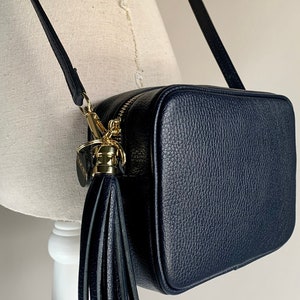 Livraison gratuite Sac bandoulière en cuir bleu marine avec pampille et bandoulière, sac à pampille, sac de demoiselle d'honneur, sac à main en cuir, cadeau du 3e anniversaire