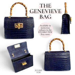 Puede incluir: Un bolso de mano azul marino con textura de cocodrilo, que presenta un asa superior de bamb&uacute; y un cierre giratorio dorado estilo bamb&uacute;. El bolso se muestra desde varios &aacute;ngulos, abierto y cerrado, con el texto THE GENEVIEVE BAG.