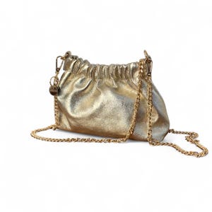 Bolso de fiesta de piel metalizada dorada con asa de cadena dorada. Regalo de Navidad para ella.