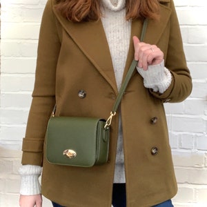 Sac à main en cuir élégant vert olive, petit sac à bandoulière Postman avec cadenas, sac de soirée, sac en cuir vert, sac à bandoulière taupe