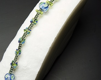 Tutorial de pulseira com contas de vidro micro-macramê