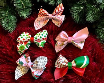 Kerststrikken van kunstleer, haarstrik van snoepriet, strikclip lelijke truien, haaraccessoires van peperkoek, thema kerstboomtaart