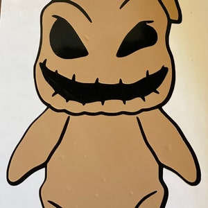 Pode incluir: Um personagem de desenho animado marrom com a boca costurada e olhos pretos. O personagem est&aacute; de p&eacute; com os bra&ccedil;os estendidos.