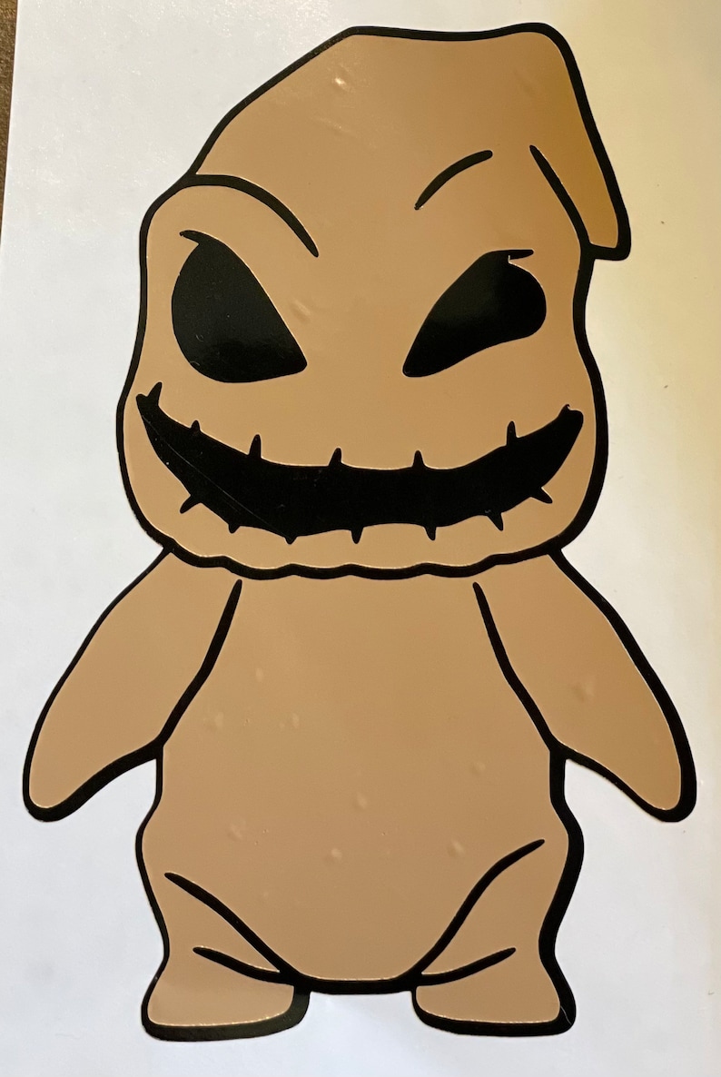 Pode incluir: Um personagem de desenho animado marrom com a boca costurada e olhos pretos. O personagem est&aacute; de p&eacute; com os bra&ccedil;os estendidos.
