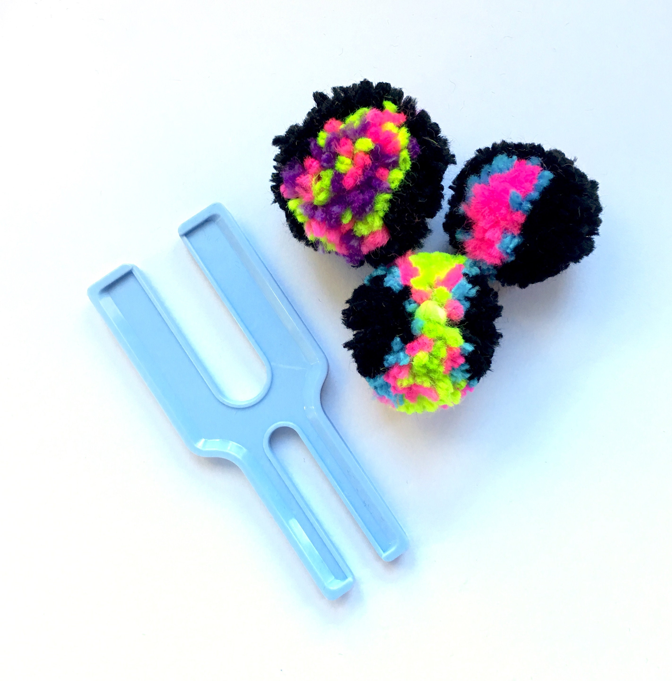 2-1/2 & 3-3/8 Pom Pom Makers by Clover Has 2 Sizes of Pom Pom Tools. Make  Solid or Multi Color Pom Wind, Cut, Tie, Fluff 3126 