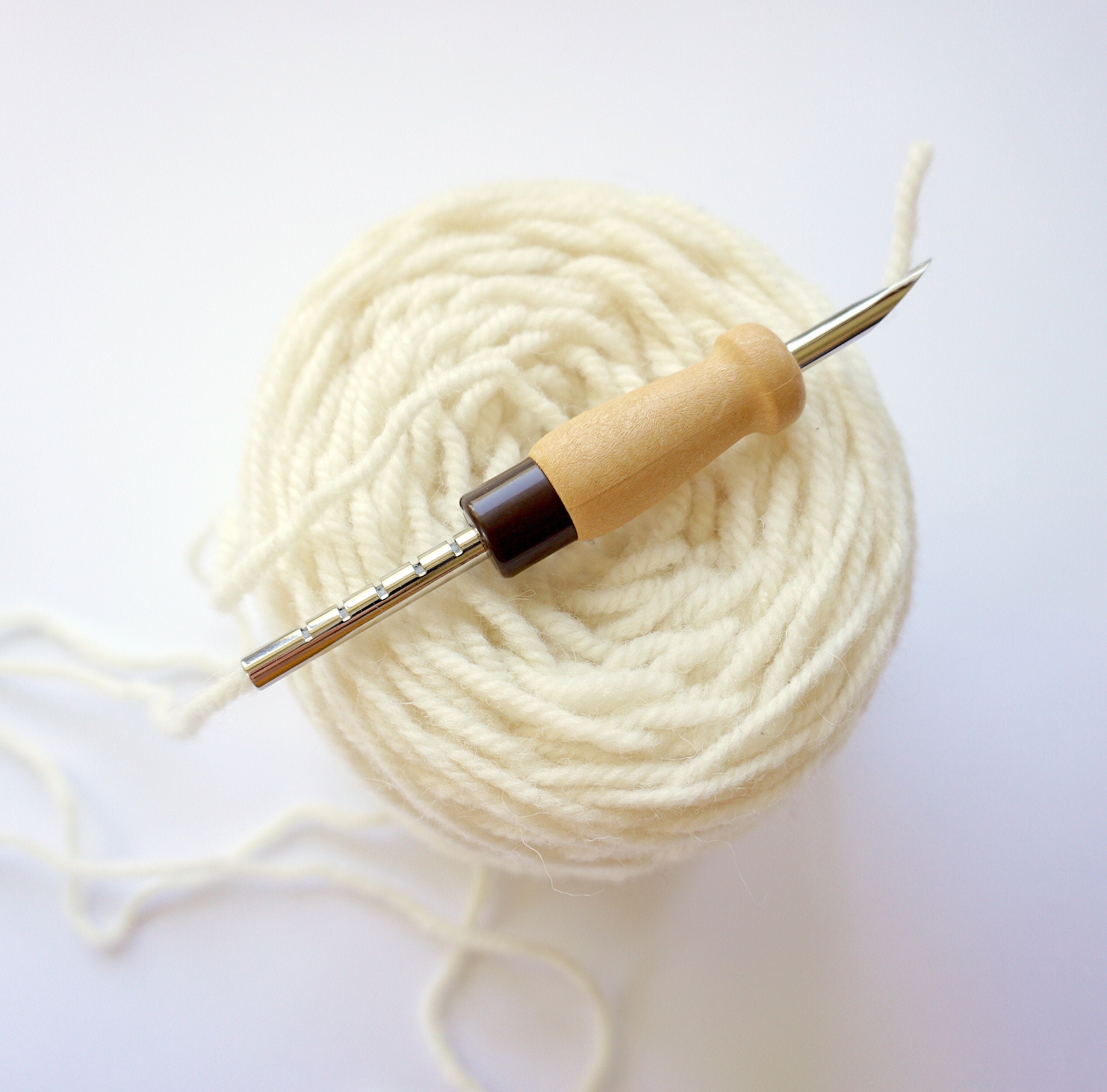 Adjustable punch needle with 7 different needle heights | For chunky yarn