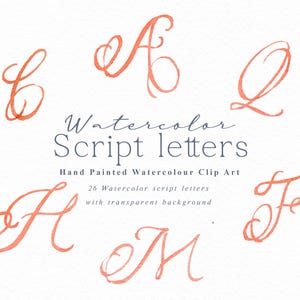Może przedstawiać: Aquarelowe litery pisane w kolorze brzoskwiniowo-różowym. Litery są malowane ręcznie i mają płynny, ozdobny styl. Litery to C, A, Q, H, M i F.