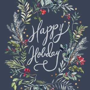Puede incluir: Una ilustración de acuarela de una corona hecha de hojas verdes, bayas y ramas de pino. La corona está sobre un fondo azul oscuro y tiene el texto "Happy Holiday" escrito en cursiva blanca.