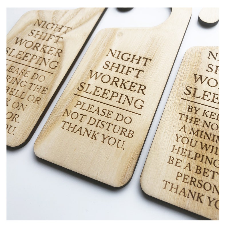 Może przedstawiać: Trzy drewniane wieszaki na drzwi z tekstem "Night Shift Worker Sleeping" i "Please Do Not Disturb Thank You".