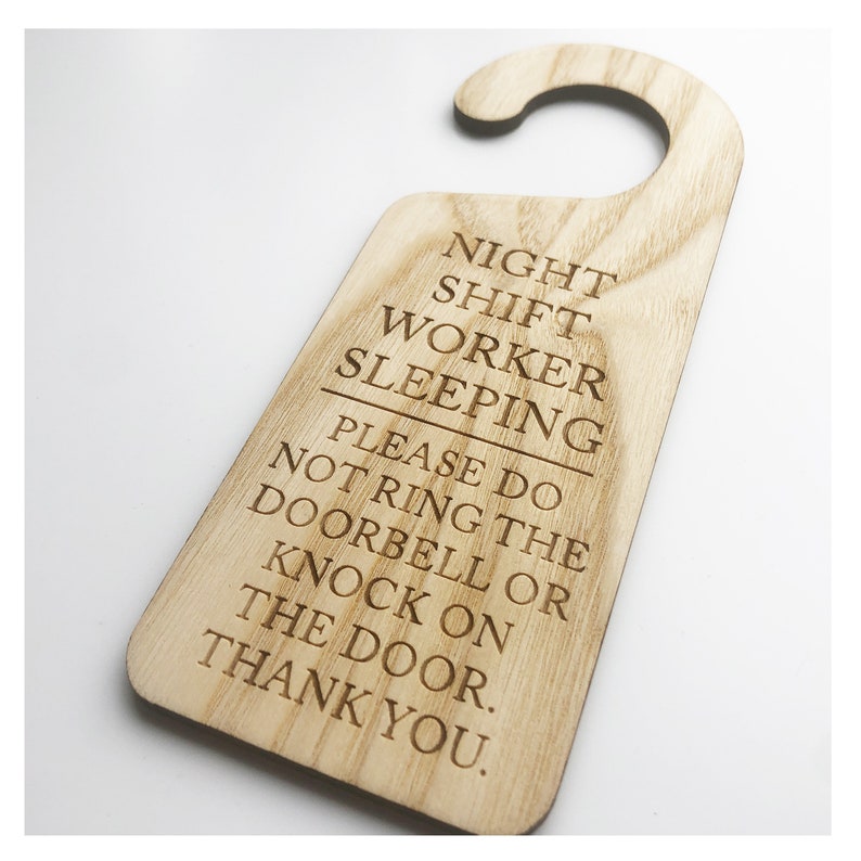 Może przedstawiać: Drewniany wieszak na drzwi z tekstem "NIGHT SHIFT WORKER SLEEPING PLEASE DO NOT RING THE DOORBELL OR KNOCK ON THE DOOR. THANK YOU."