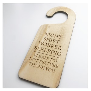 Może przedstawiać: Drewniany wieszak na drzwi z tekstem "Night Shift Worker Sleeping Please Do Not Disturb Thank You."