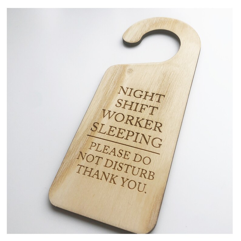 Może przedstawiać: Drewniany wieszak na drzwi z tekstem "Night Shift Worker Sleeping Please Do Not Disturb Thank You."