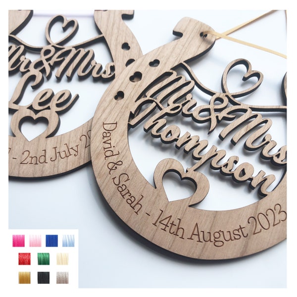 Mr and Mrs Perfect Wedding Memento Cherry Wood Herradura Regalo de boda - Varios colores de cinta disponibles