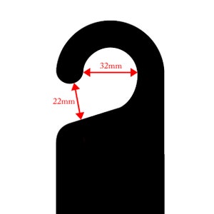 Może przedstawiać: Czarny plastikowy wieszak na drzwi z haczykiem u g&oacute;ry. Wieszak ma 32 mm szerokości i 22 mm wysokości.