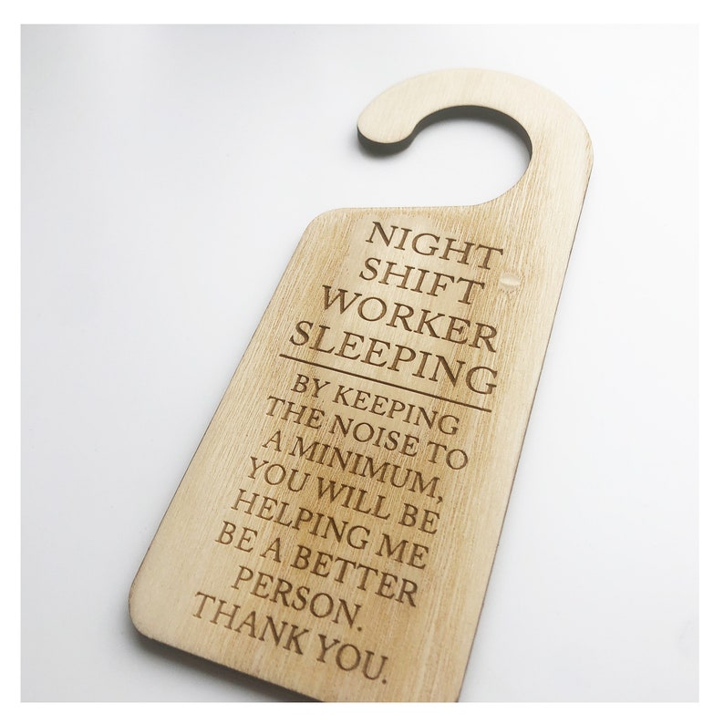 Może przedstawiać: Drewniany wieszak na drzwi z tekstem "NIGHT SHIFT WORKER SLEEPING BY KEEPING THE NOISE TO A MINIMUM, YOU WILL BE HELPING ME BE A BETTER PERSON. THANK YOU."