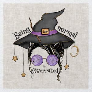 Peut inclure: Une sorcière aux cheveux noirs portant un chapeau de sorcière noir avec un bandeau violet et des accents dorés. Elle porte des lunettes violettes avec un motif de toile d'araignée. Le texte "Être normal est surévalué" est écrit en noir avec des accents dorés.