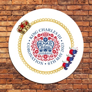 King Charles Krönung British UK Königsfamilie - Art Typograhy Inspirierende Zitat Wand, Kranz, Post, Tür Blechschild Plakette
