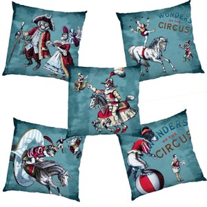 Könnte beinhalten: Fünf türkisblaue Kissenbezüge mit Zirkus-Motiv. Jeder Kissenbezug zeigt eine andere Illustration eines Zirkusartisten, Tieres oder einer Szene. Der Text "Wonders of the Circus" erscheint auf zwei der Kissenbezüge.