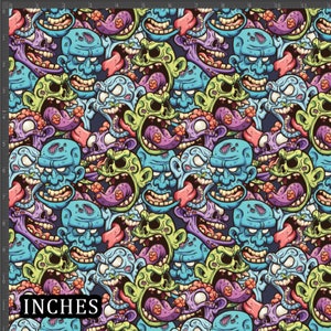 Könnte beinhalten: Ein nahtloses Muster mit einem sich wiederholenden Design von Cartoon-Zombie-Gesichtern in verschiedenen Blautönen, Grün-, Lila- und Rosatönen. Die Zombie-Gesichter haben verschiedene Ausdrücke, darunter offene Münder, herausgestreckte Zungen und fehlende Zähne. Der Hintergrund ist dunkelblau.