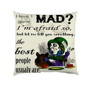 Può includere: Cuscino quadrato color crema con un'illustrazione del Cappellaio Matto e testo di Alice nel Paese delle Meraviglie. Il testo recita: "Sono diventato pazzo? Temo di sì, ma lasciate che vi dica una cosa, le persone migliori lo sono di solito."
