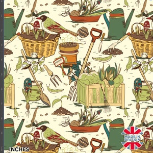 Può includere: Un motivo senza cuciture che presenta una scena da giardino fantasiosa con illustrazioni disegnate a mano di attrezzi da giardinaggio, piante e uccelli. Il motivo è su uno sfondo giallo chiaro e include una varietà di colori verdi, marroni e rossi. Il motivo è perfetto per tessuti, carta da parati o altri progetti creativi.