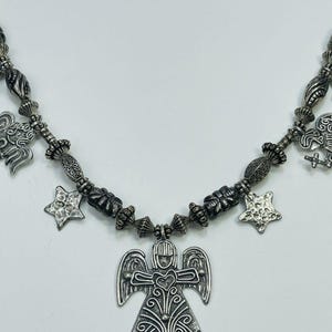 Vintage MARCIE Angels & Stars Pewter 9 Charm Necklace Silver Tone Beads Artisan Jewelry Made in USA Signed Angel Charms zdjęcie 3